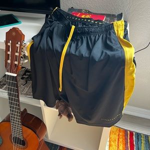 Nike Livestrong men’s large L black and yellow technical fabric shorts